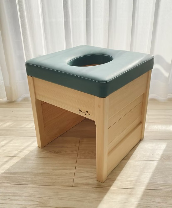 蒸気にも安心。国産ひのきの専用椅子